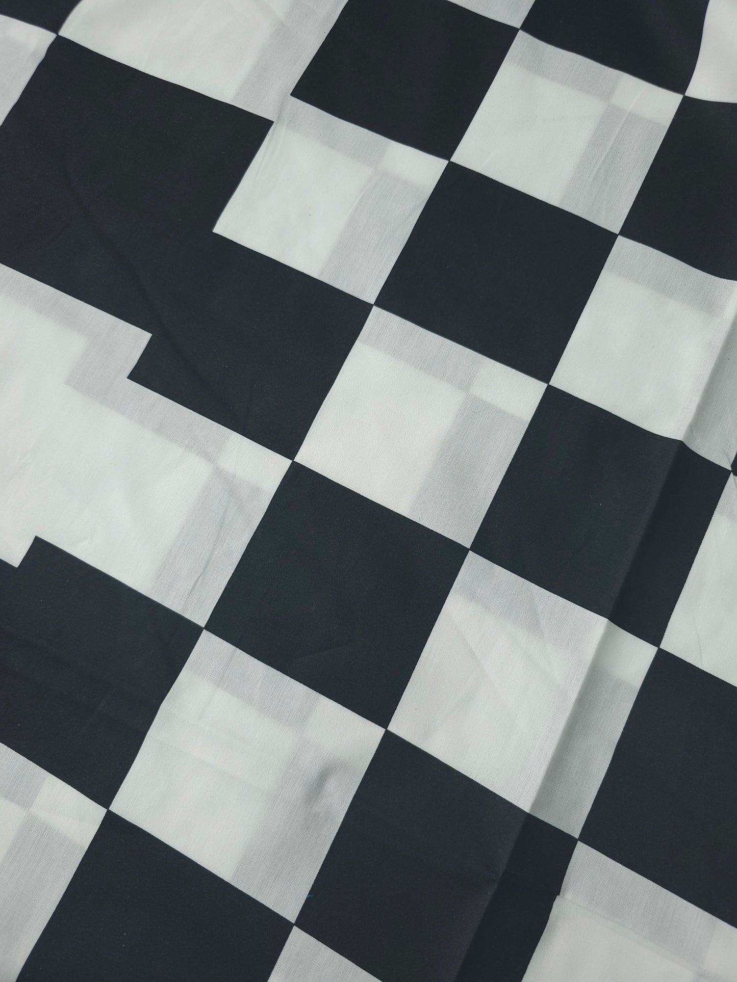 Black/White Big To Small Transition Square Check 100% Cotton 98"