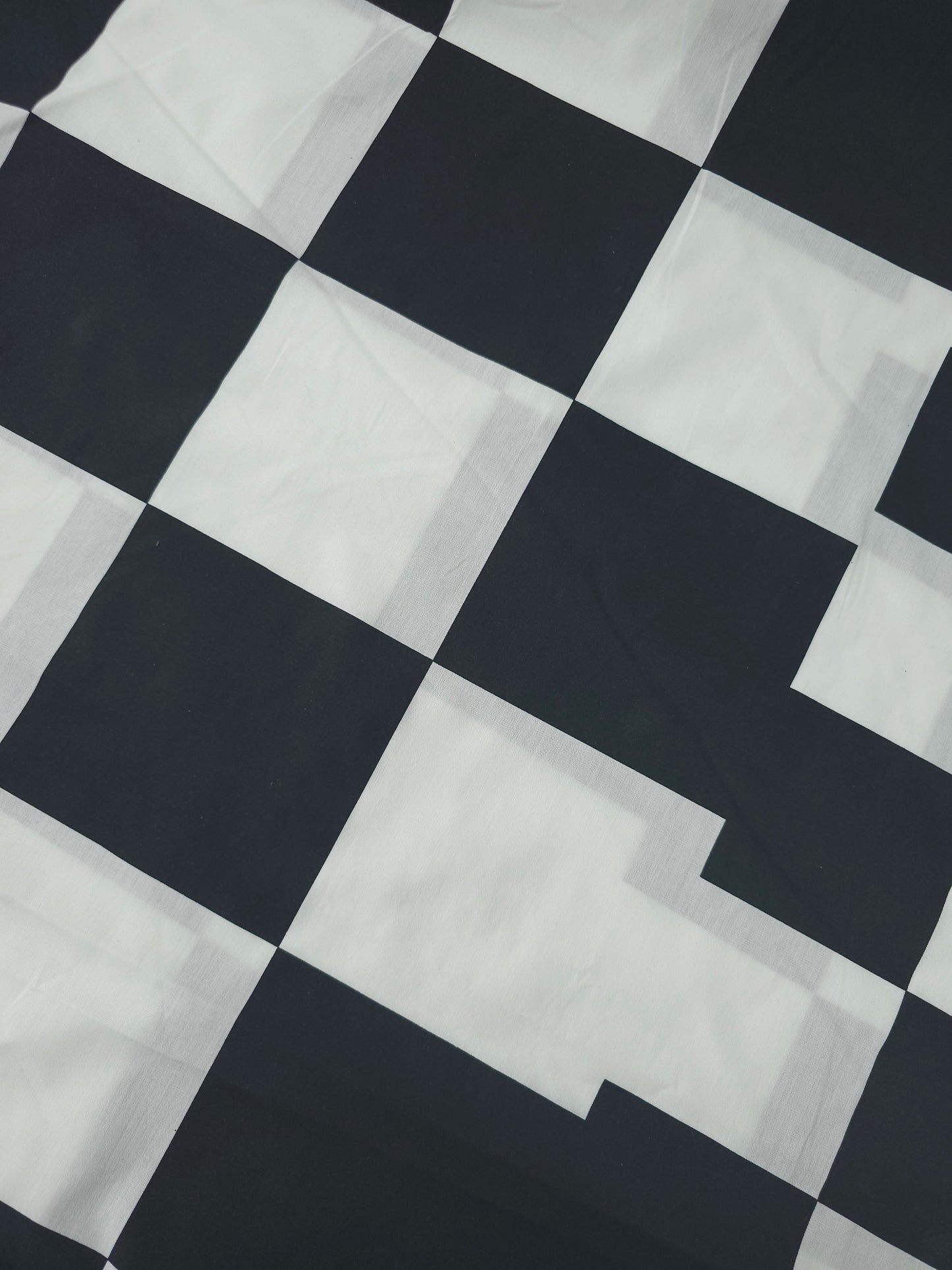 Black/White Big To Small Transition Square Check 100% Cotton 98"