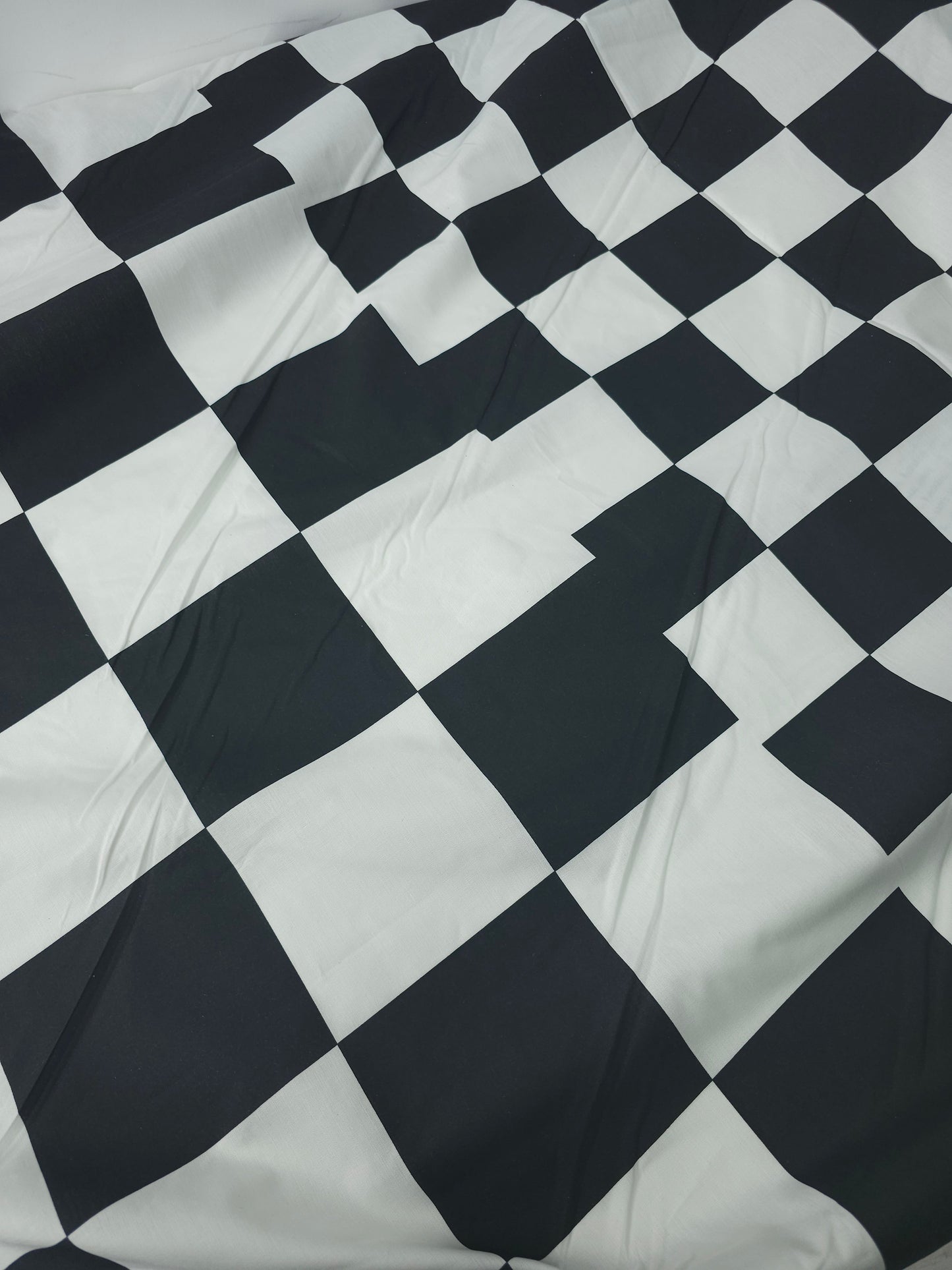 Black/White Big To Small Transition Square Check 100% Cotton 98"