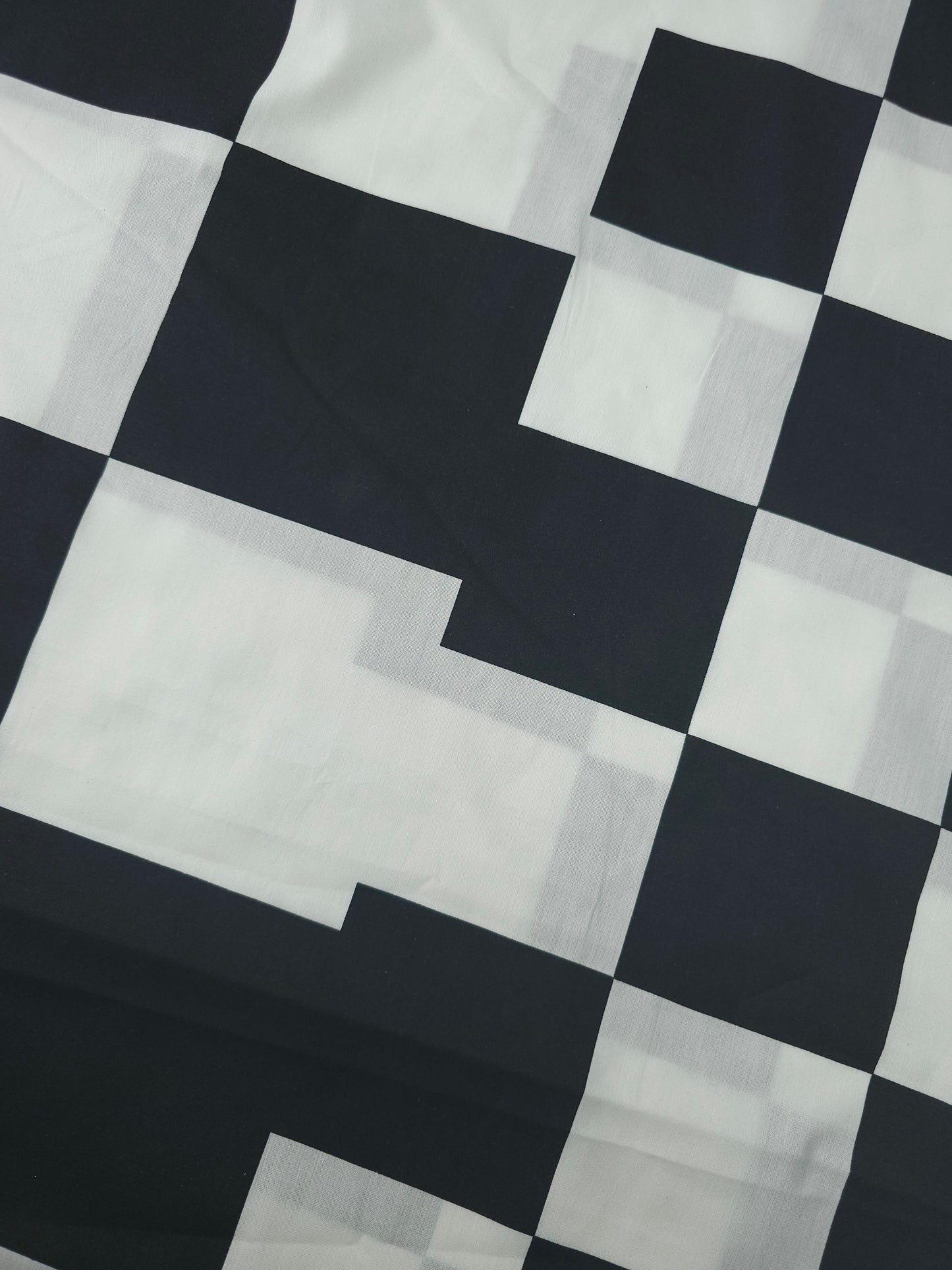 Black/White Big To Small Transition Square Check 100% Cotton 98"