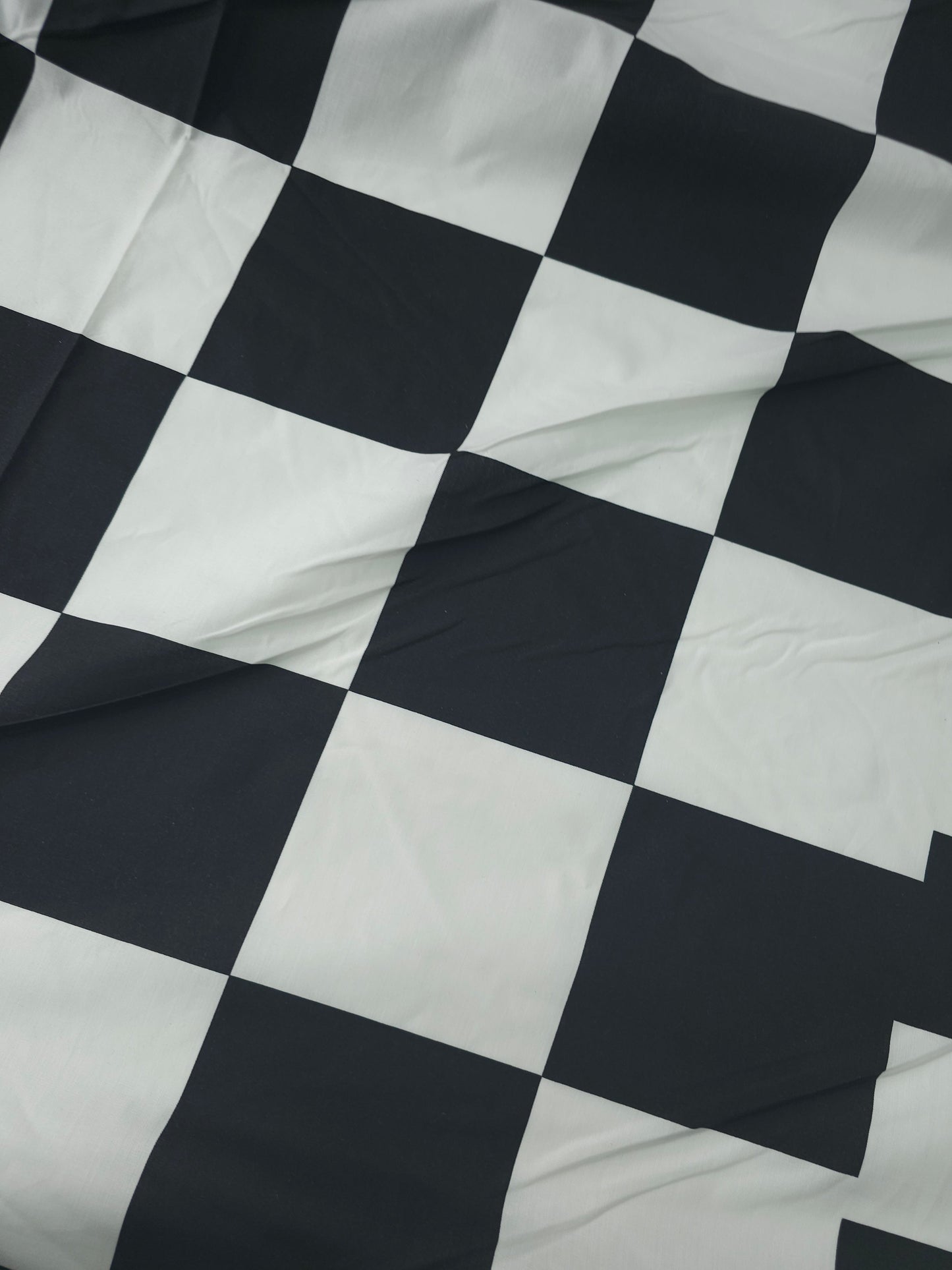 Black/White Big To Small Transition Square Check 100% Cotton 98"