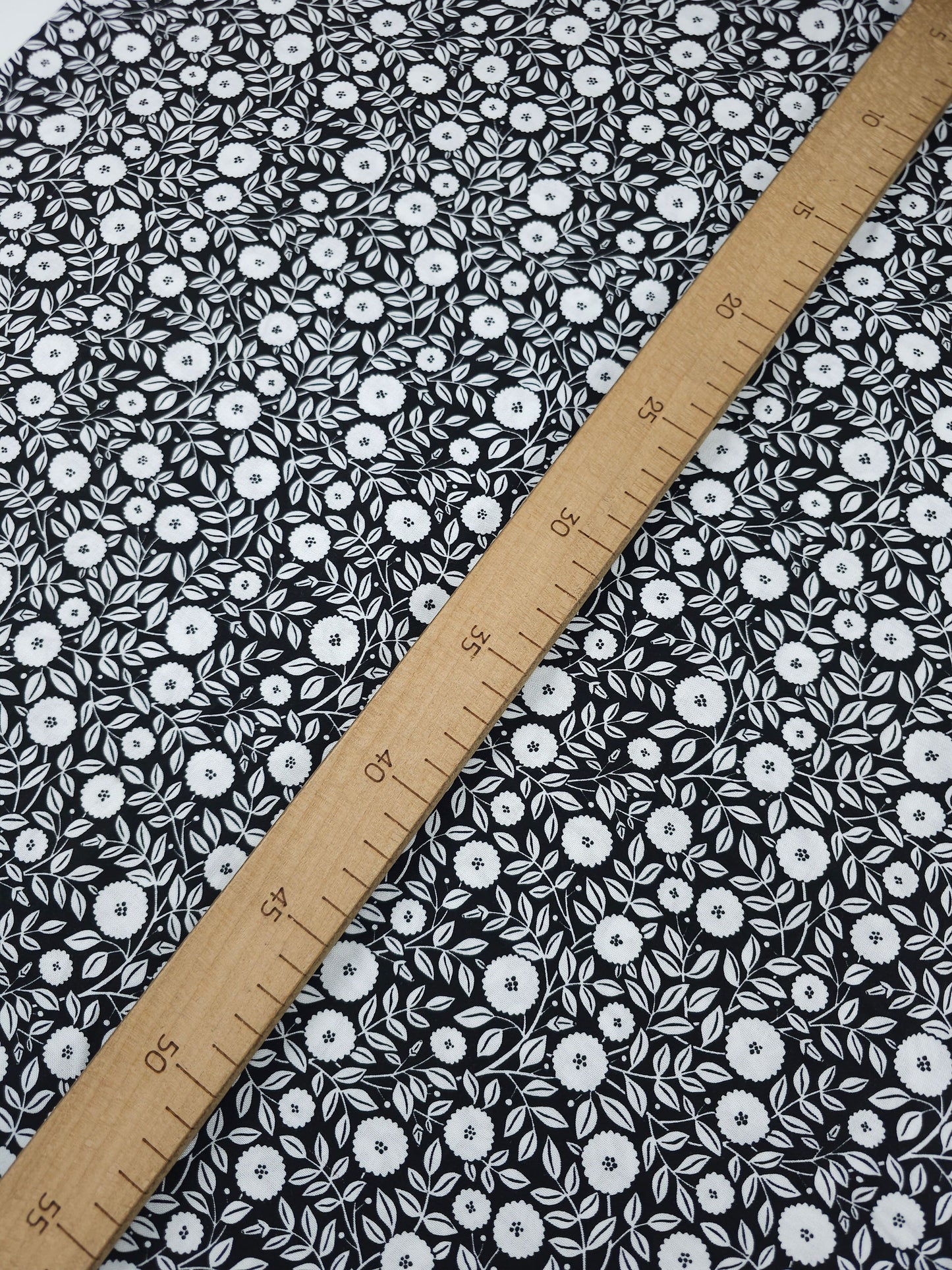 Black/White Puff Leaf Bloom 100% Cotton - Benartex