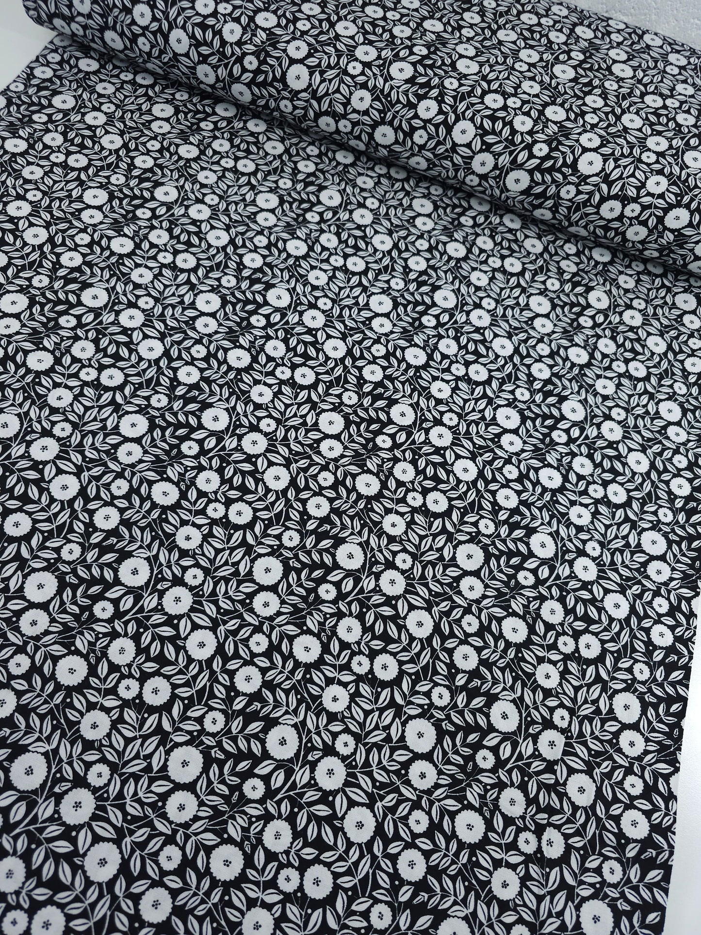 Black/White Puff Leaf Bloom 100% Cotton - Benartex